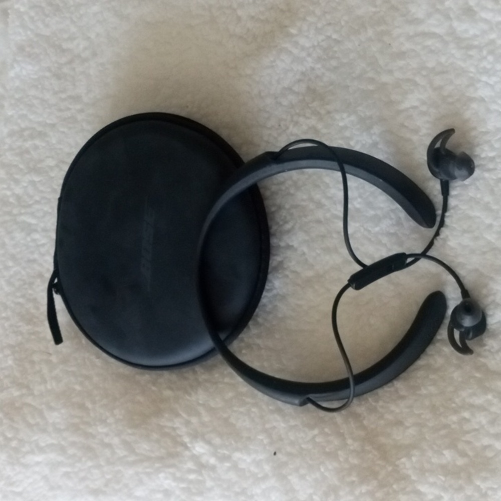 Bose Black Bluetooth Headphones with Black hard zipper case